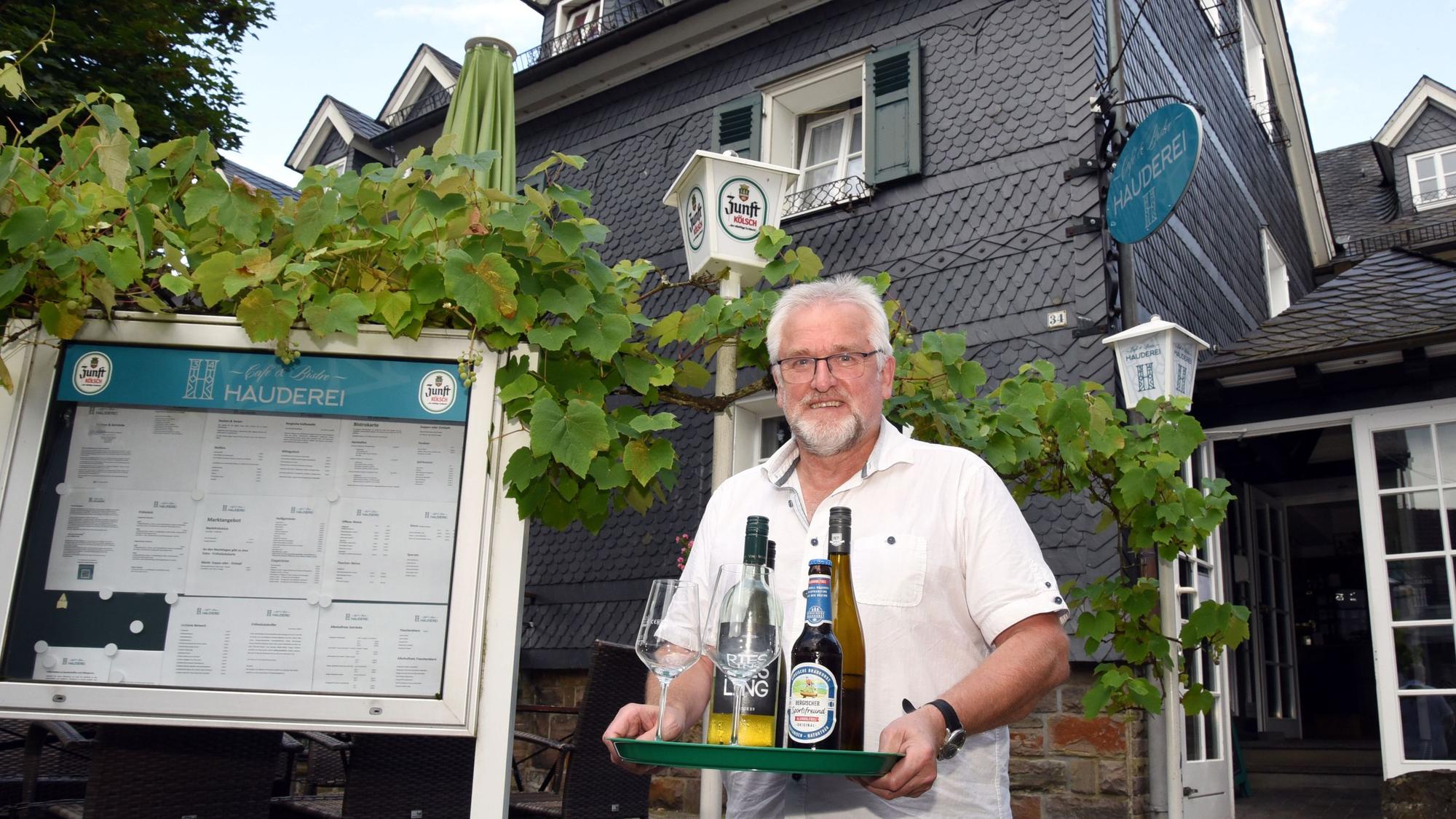 In der Waldbröler „Hauderei“ muss auch Finanzchef Norbert Hellmann aus Nümbrecht ab und an in den Service und ran an den Gast. Jetzt feiert das genossenschaftlich geführte Café und Bistro seinen ersten Geburtstag. Unser Foto zeigt Norbert Hellmann beim Servieren.