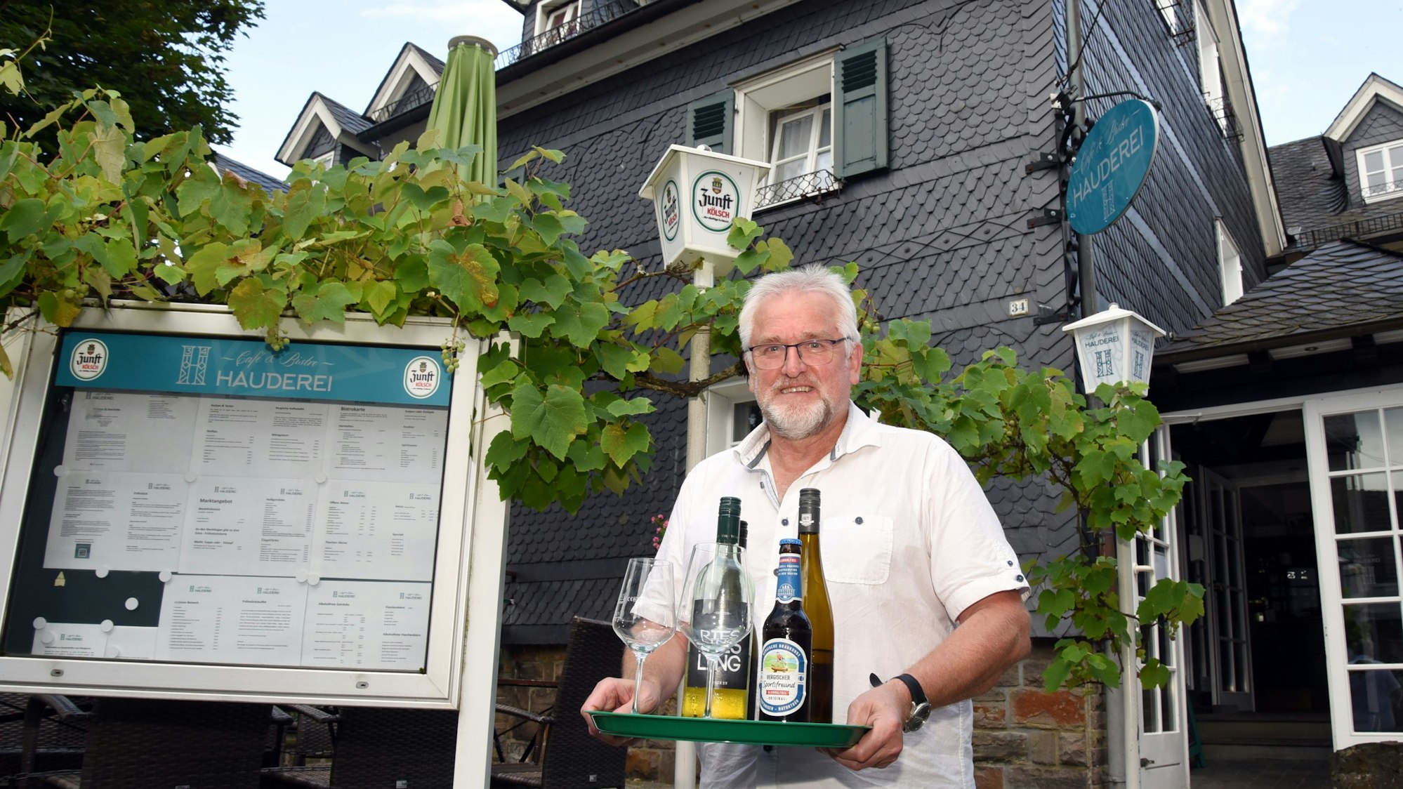 In der Waldbröler „Hauderei“ muss auch Finanzchef Norbert Hellmann aus Nümbrecht ab und an in den Service und ran an den Gast. Jetzt feiert das genossenschaftlich geführte Café und Bistro seinen ersten Geburtstag. Unser Foto zeigt Norbert Hellmann beim Servieren.