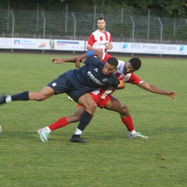 Siegburgs Vierfach-Torschütze Manuel Kabambi (vorne) im Duell mit dem Hennefer Leo Camara.