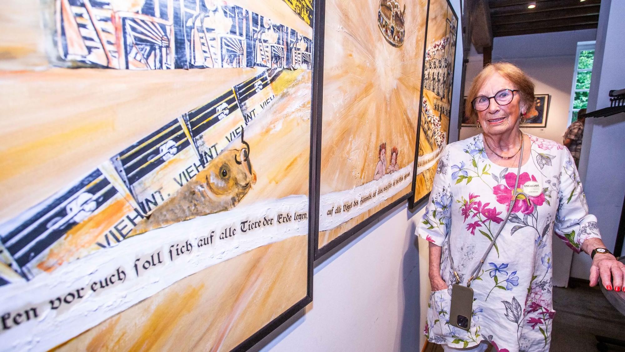 Das Foto zeigt die Künstlerin Renate Seinsch vor einer ihrer Arbeiten.