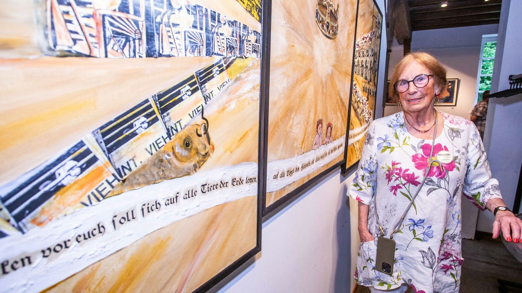 Das Foto zeigt die Künstlerin Renate Seinsch vor einer ihrer Arbeiten.