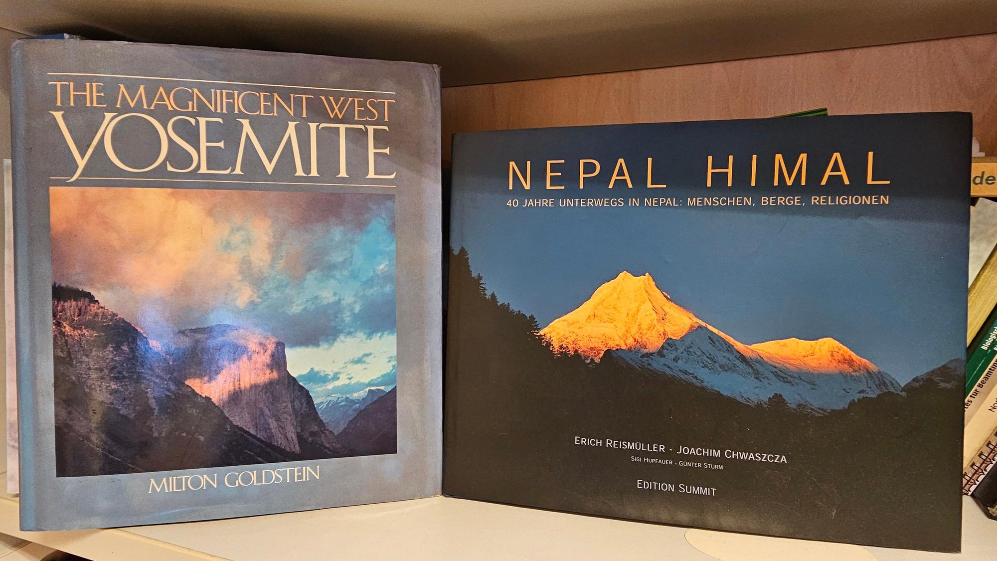 Die Nahaufnahme zeigt zwei Bücher über die Schutzgebiete Yosemite und Nepal Himal.