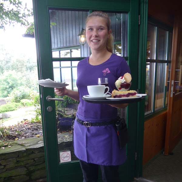 Brombeerschänke Brombeer-Herz was willst du mehr? Mitarbeiterin Lillian Pretz serviert eine Waffel mit Brombeeren und Sahne. Dazu schmeckt eine erfrischende Brombeerschorle.