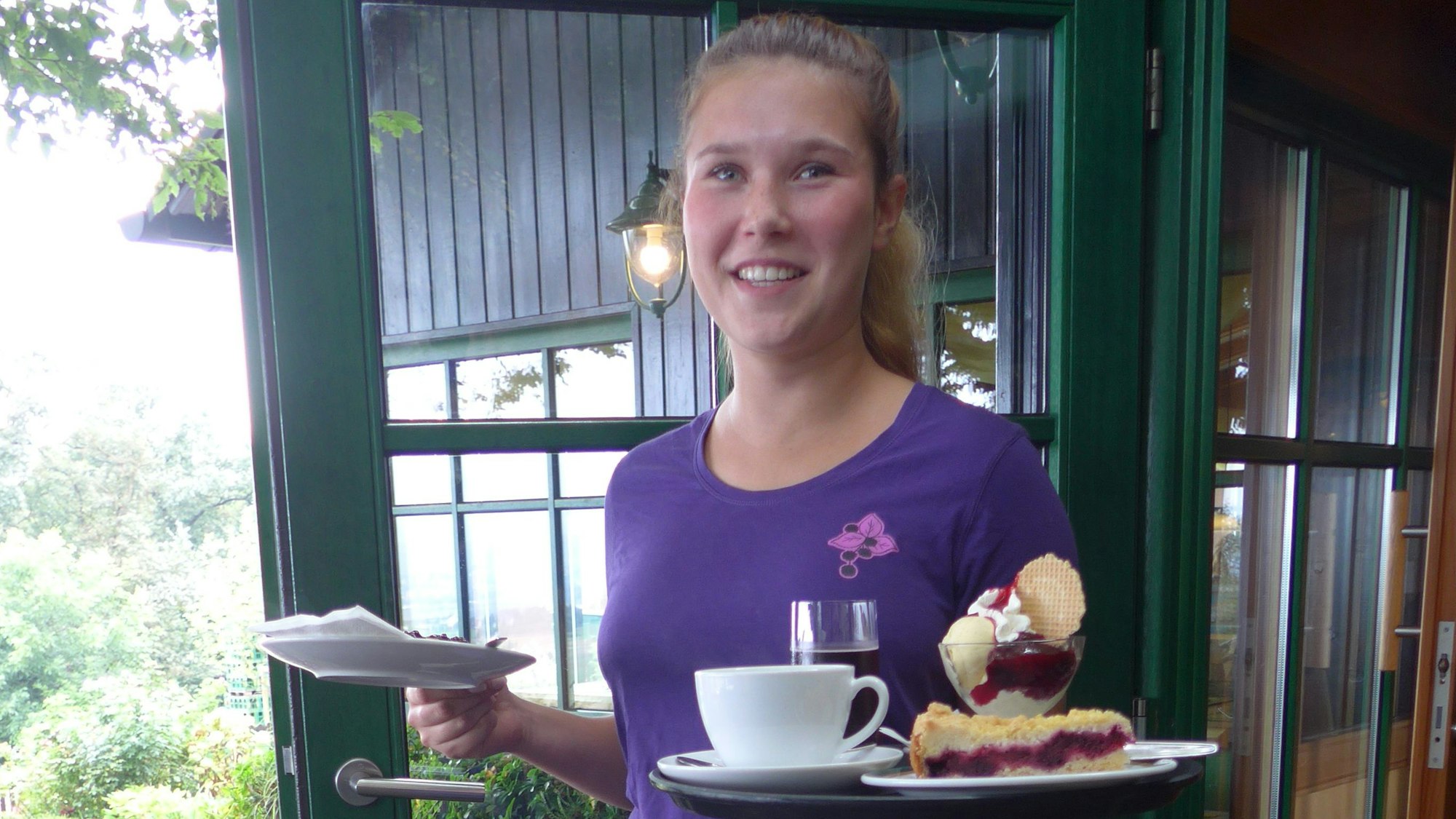 Brombeerschänke Brombeer-Herz was willst du mehr? Mitarbeiterin Lillian Pretz serviert eine Waffel mit Brombeeren und Sahne. Dazu schmeckt eine erfrischende Brombeerschorle.