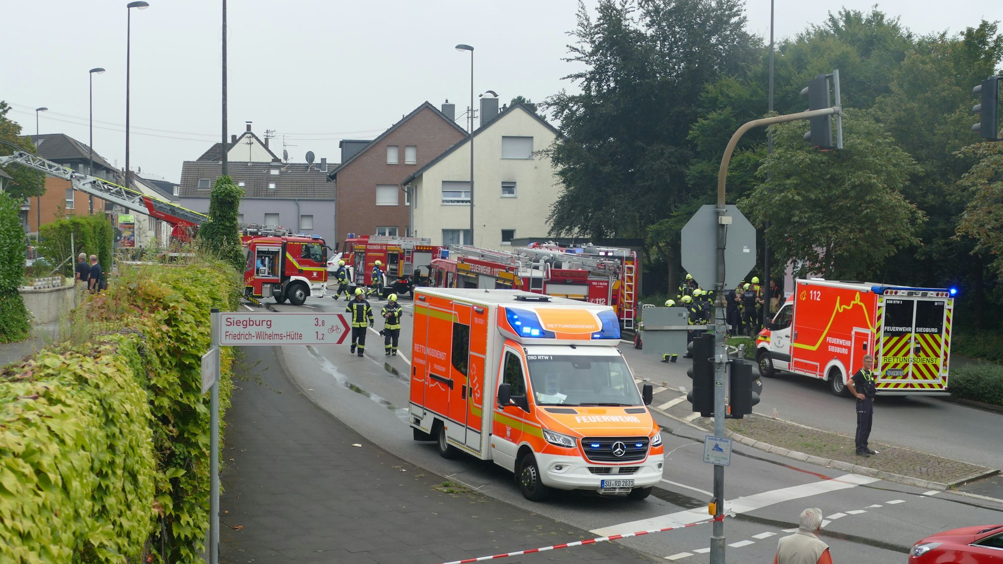 Einsatzfahrzeuge auf einer Straße.