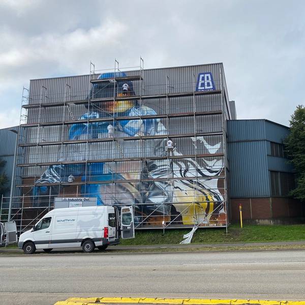Zu sehen ist die Fassade des Brühler Eisenwerks.