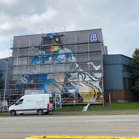 Zu sehen ist die Fassade des Brühler Eisenwerks.