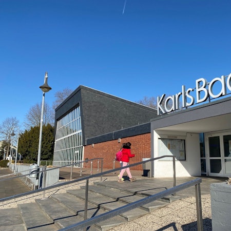 Zu sehen ist der Eingang des Karlsbads.