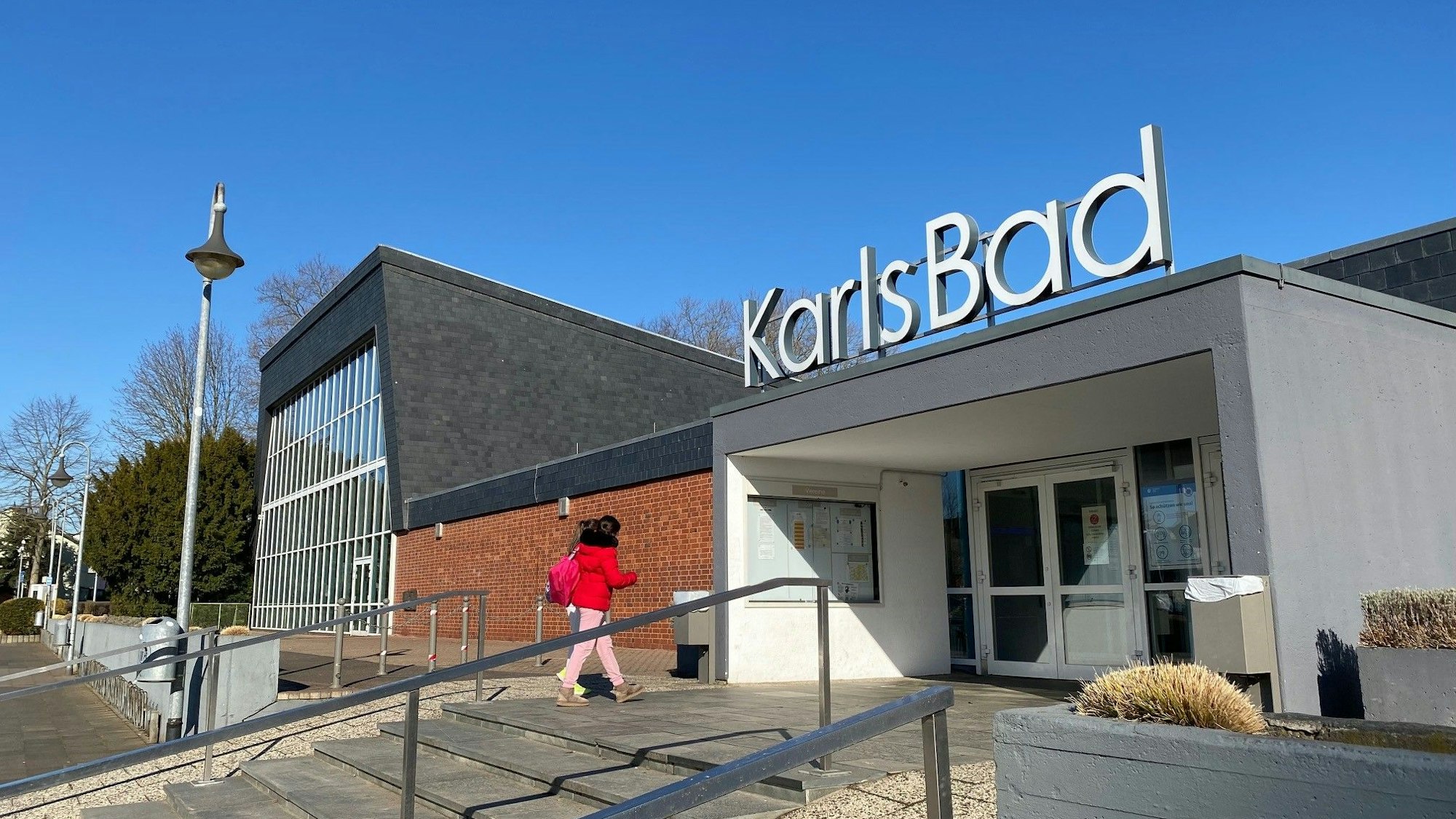 Das Bild zeigt den Eingangsbereich des Karlsbads in Brühl.