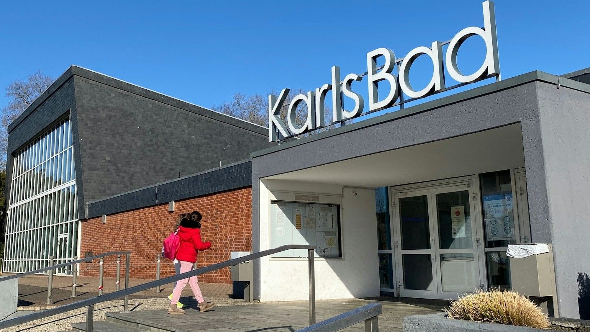 Zu sehen ist der Eingang des Karlsbads.