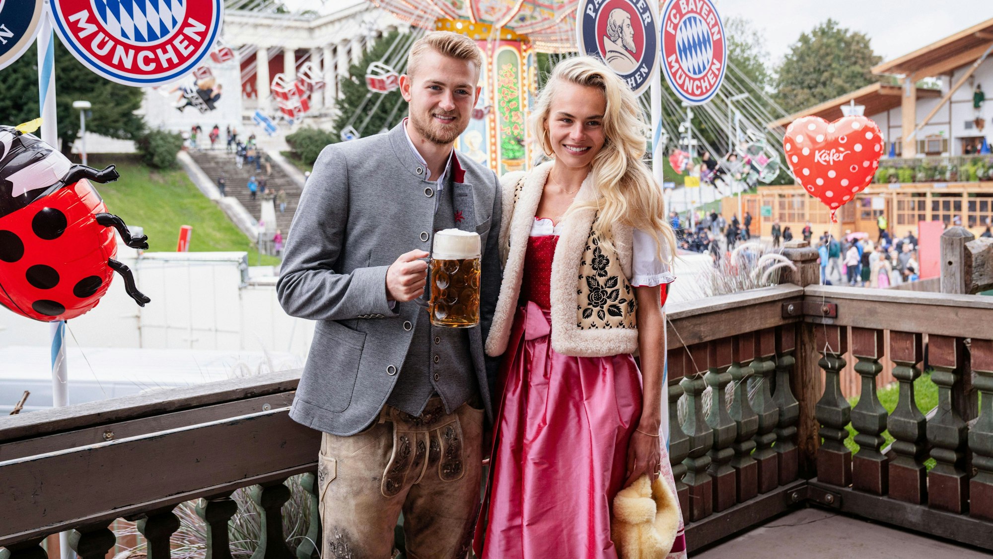 Matthijs de Ligt strahlt mit seiner Frau Annekee Molenaar auf dem Oktoberfest um die Wette.