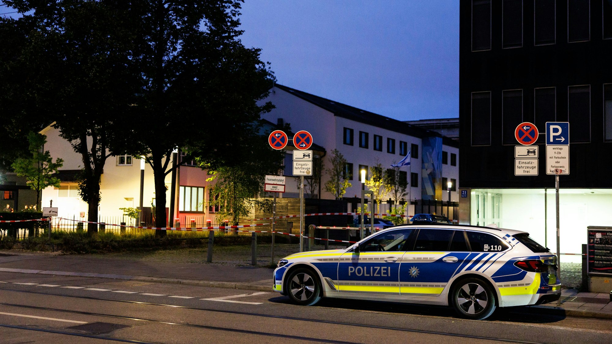 06.09.2024, Bayern, München: Ein Fahrzeug der Polizei steht am frühen Morgen am Straßenrand vor dem Israelischen Generalkonsulat.