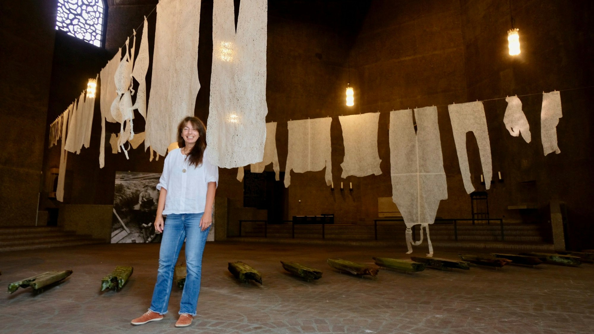 Zu sehen ist Künstlerin Christiane Rath vor ihrer Installation in der Kirche St. Gertrud im Agnesviertel.