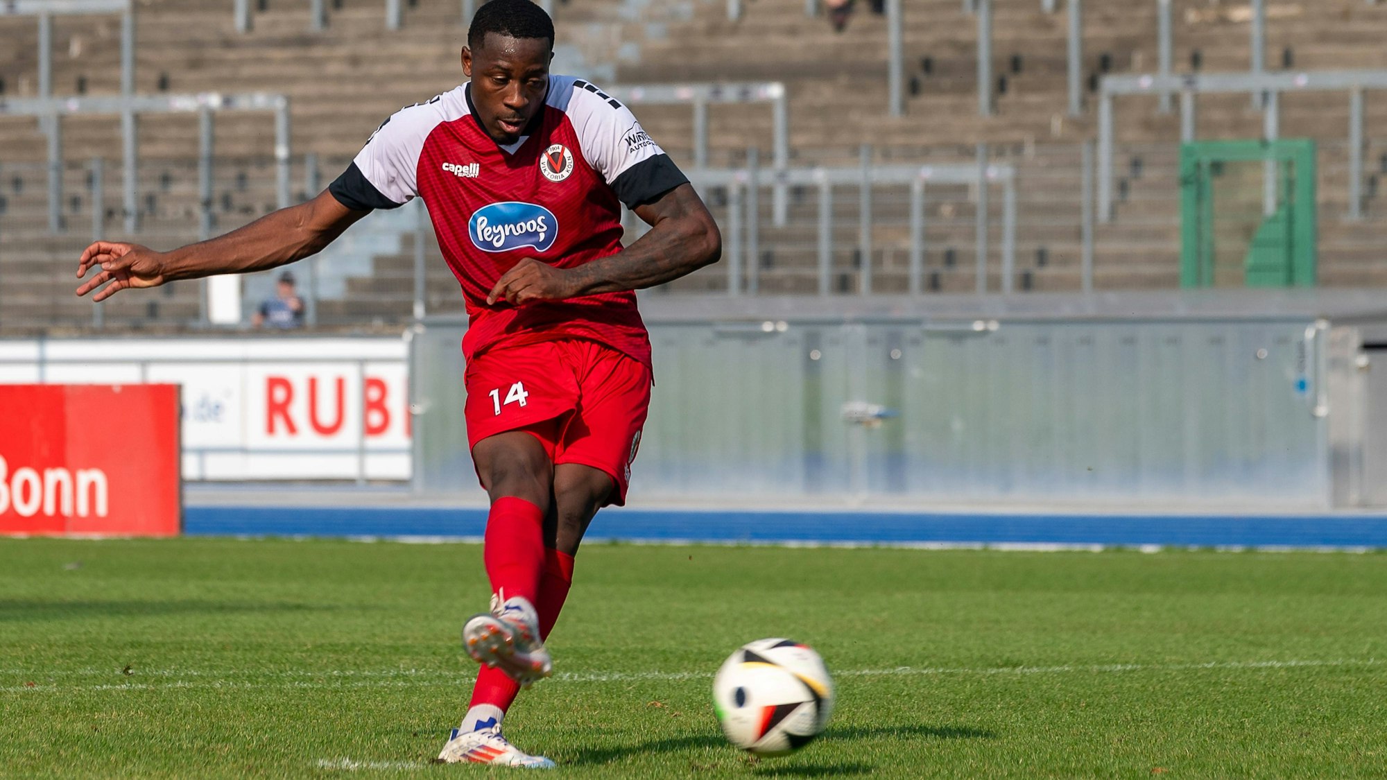 05.09.2024, Fussball: Benefiz Blitz Turnier 2024 des FVM, Saison 2024/2025, im Sportpark Nord in Bonn. Enrique Lofolomo Viktoria Koeln, 14 beim Elfmeter. Foto: Kirchner-Media/TH *** 05 09 2024, Football Benefit Blitz Tournament 2024 of the FVM, season 2024 2025, at the Sportpark Nord in Bonn Enrique Lofolomo Viktoria Koeln, 14 at the penalty kick Photo Kirchner Media TH Copyright: xKirchner-Media/THx