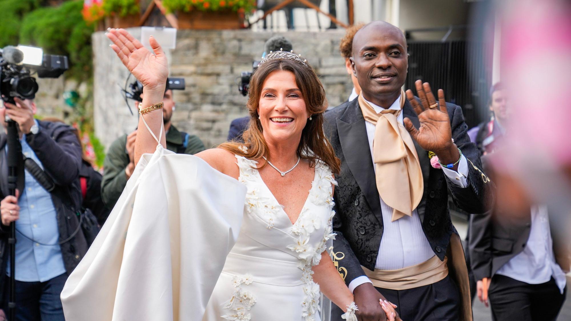 Prinzessin Märtha Louise und Durek Verret kommen zu ihrer Hochzeitsfeier im Hotel Union.