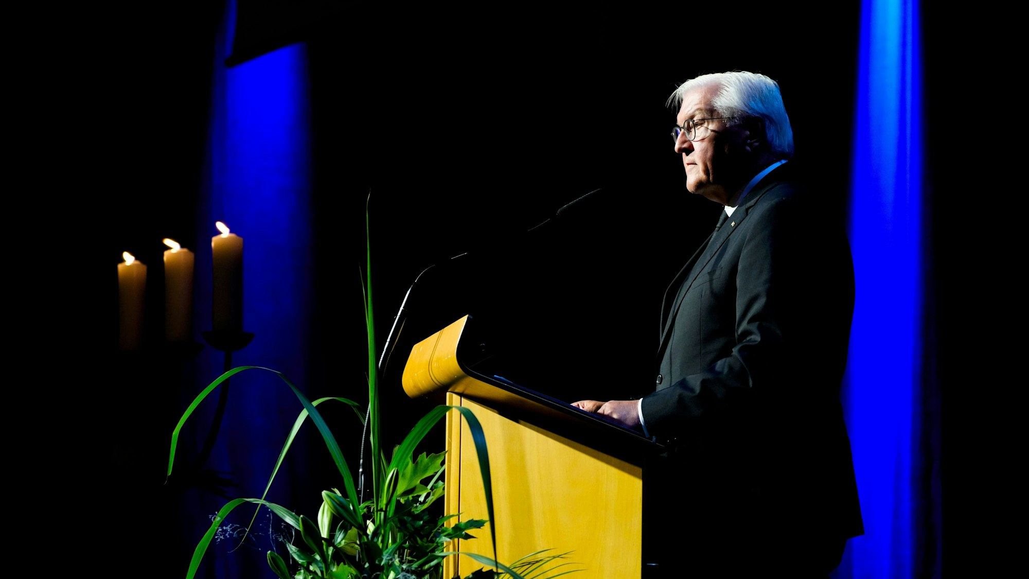ARCHIV - 01.09.2024, Nordrhein-Westfalen, Solingen: Bundespräsident Frank-Walter Steinmeier spricht während der Gedenkfeier für die Todesopfer der Messerattacke auf dem Solinger Stadtfest teil.