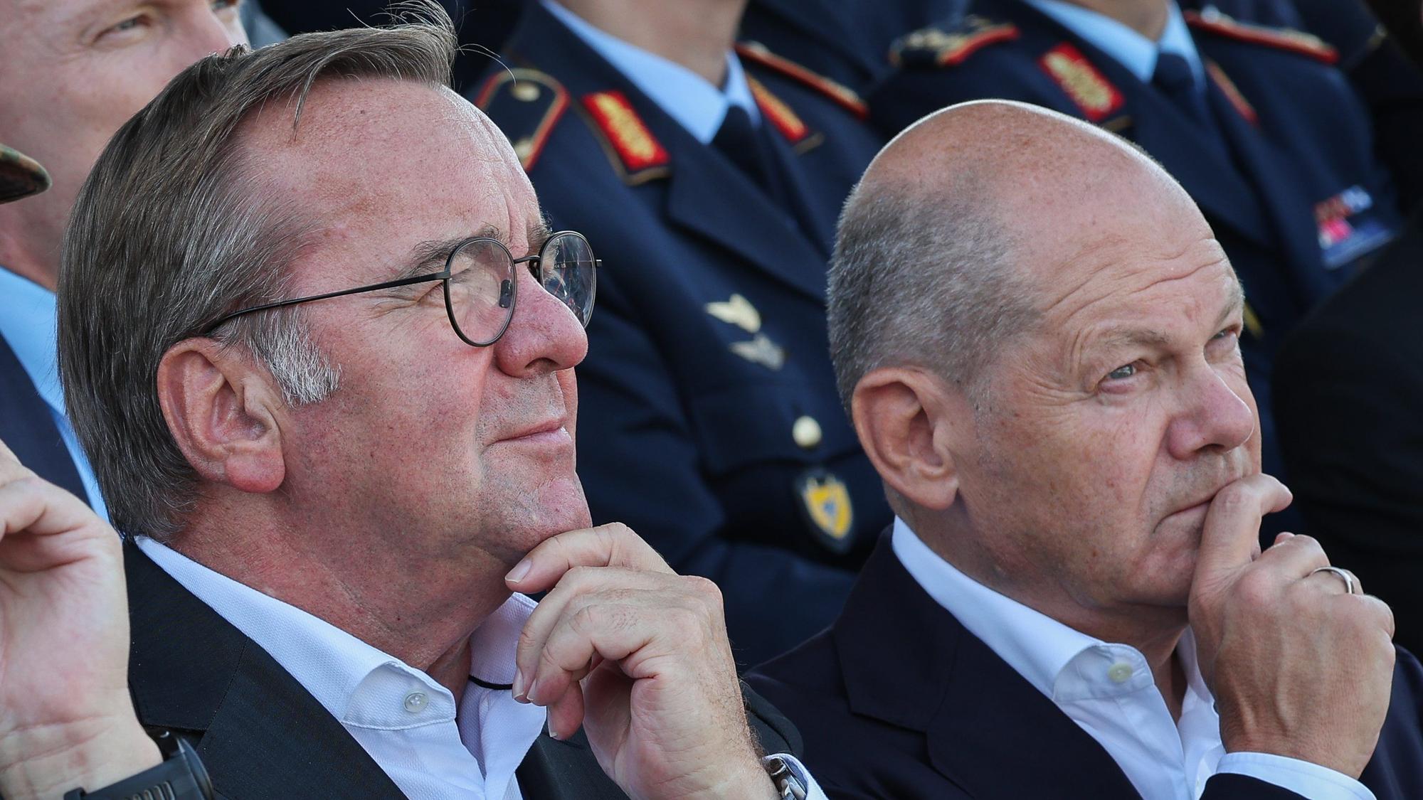 Bundeskanzler Olaf Scholz (SPD, r) und Boris Pistorius (SPD), Bundesminister der Verteidigung: Offenbar sind sich bei den Sozialdemokraten nicht alle sicher, ob Scholz der beste Kanzlerkandidat 2025 sei.