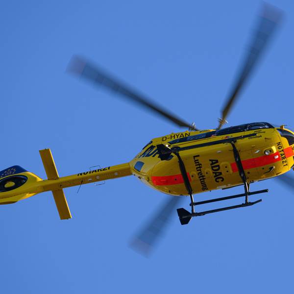 Bei einem Unfall in Wipperfürth-Unterschwarzen wurde der Fahrer eines Motorrollers so schwer verletzt, dass der Mann mit einem Rettungshubschrauber in eine Klinik geflogen werden musste. Das Symbolfoto zeigt einen solchen Hubschrauber.