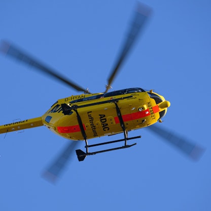 Bei einem Unfall in Wipperfürth-Unterschwarzen wurde der Fahrer eines Motorrollers so schwer verletzt, dass der Mann mit einem Rettungshubschrauber in eine Klinik geflogen werden musste. Das Symbolfoto zeigt einen solchen Hubschrauber.