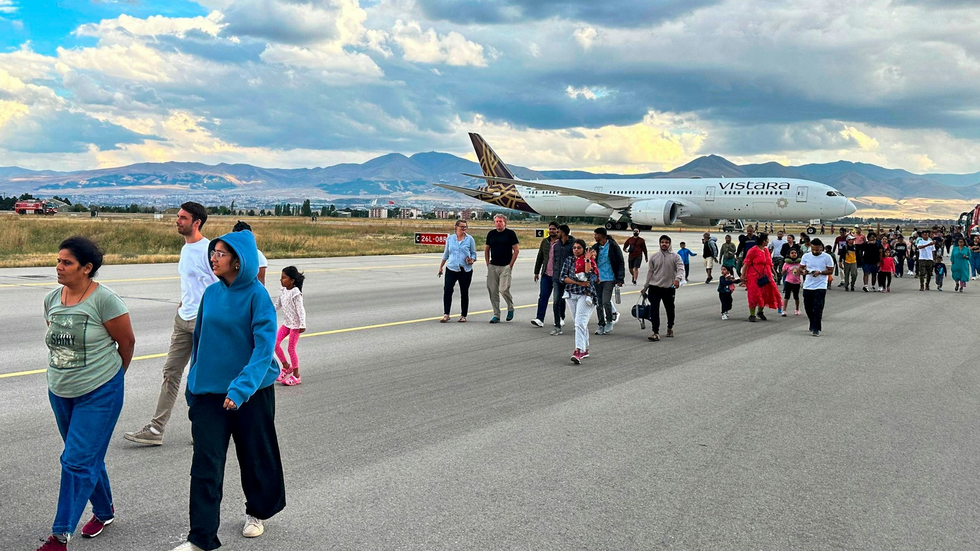 Passagiere des Vistara-Fluges VTI027 von Mumbai nach Frankfurt gehen auf dem Rollfeld entlang, als sie das Flugzeug am Flughafen Erzurum im Osten der Türkei verlassen.