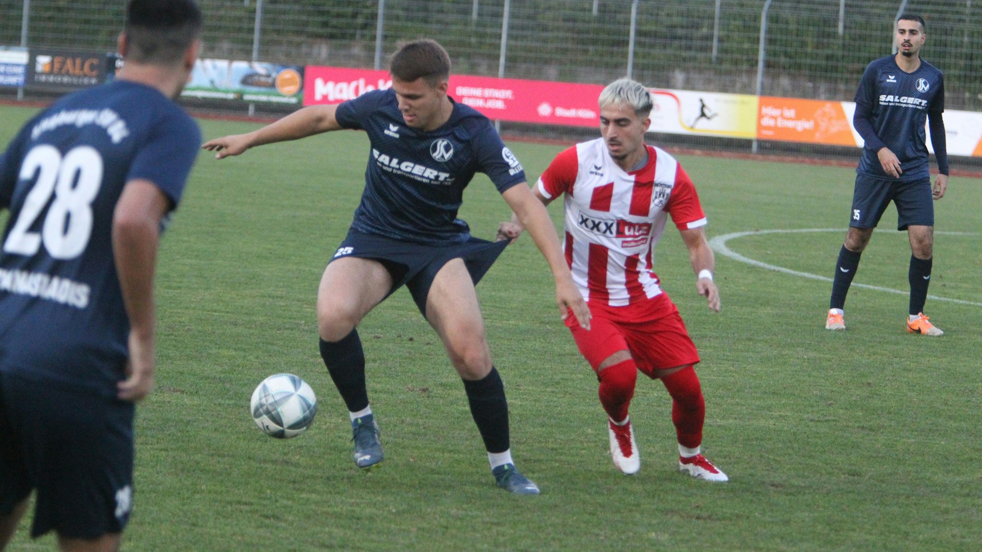 Hosenzupfer von Hennefs Volkan Ballicalioglu am Siegburger Till Weingarten.