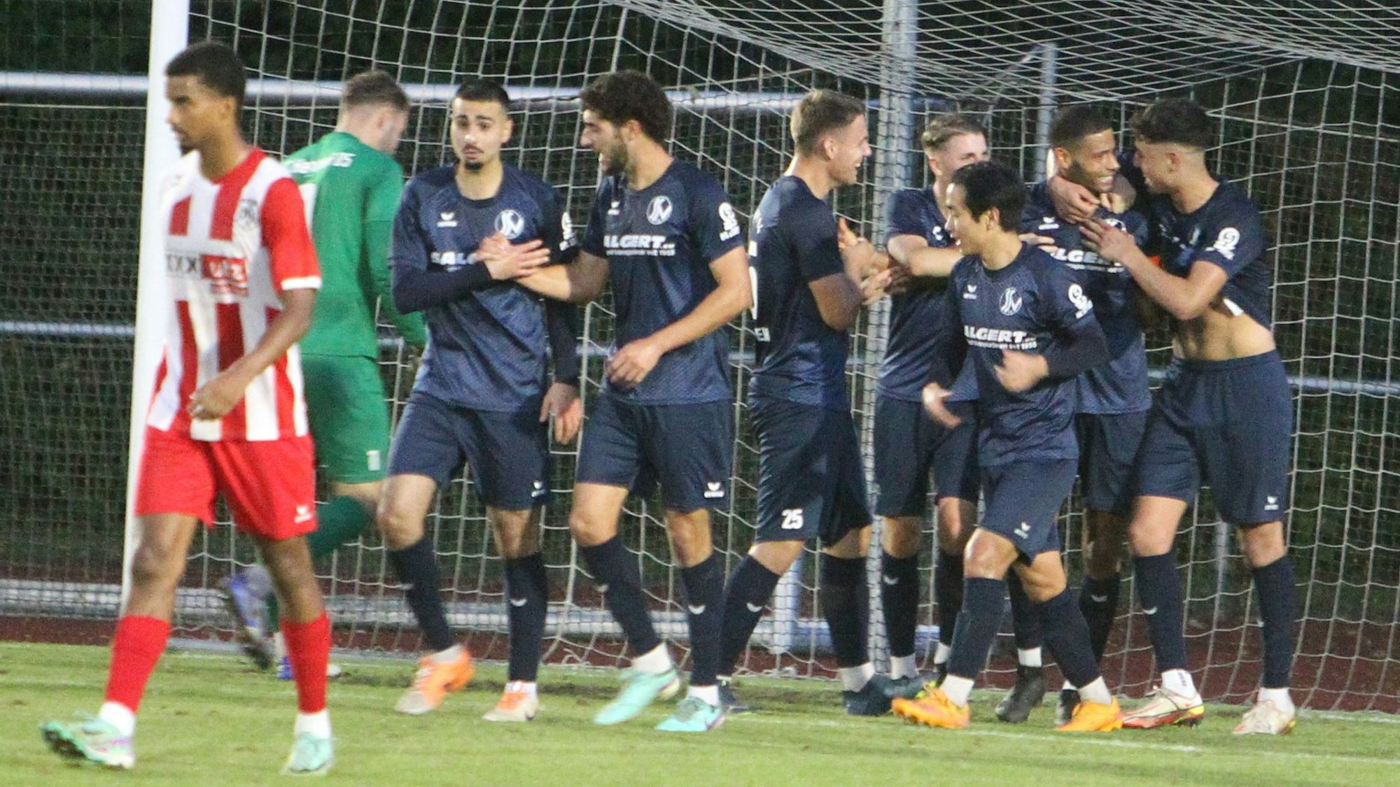 Fußball Mittelrheinliga Lokalderby FC Hennef 05 gegen Siegburg 04 ist nach der Pause mit einem 0:3 schon entscieden.
Die Siegburger freuen sich über das 3:0