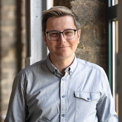 Der SPD-Politiker trägt eine Brille und ein graues Hemd.