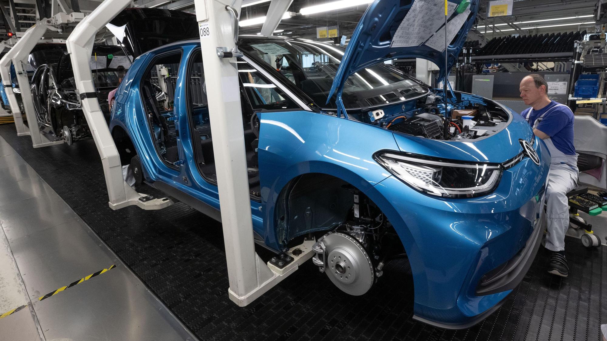 Der ID.3 bleibt vorerst das günstigste E-Modell von VW – rutscht aber nur über die aktuellen Rabatte unter die 30000-Euro-Marke.