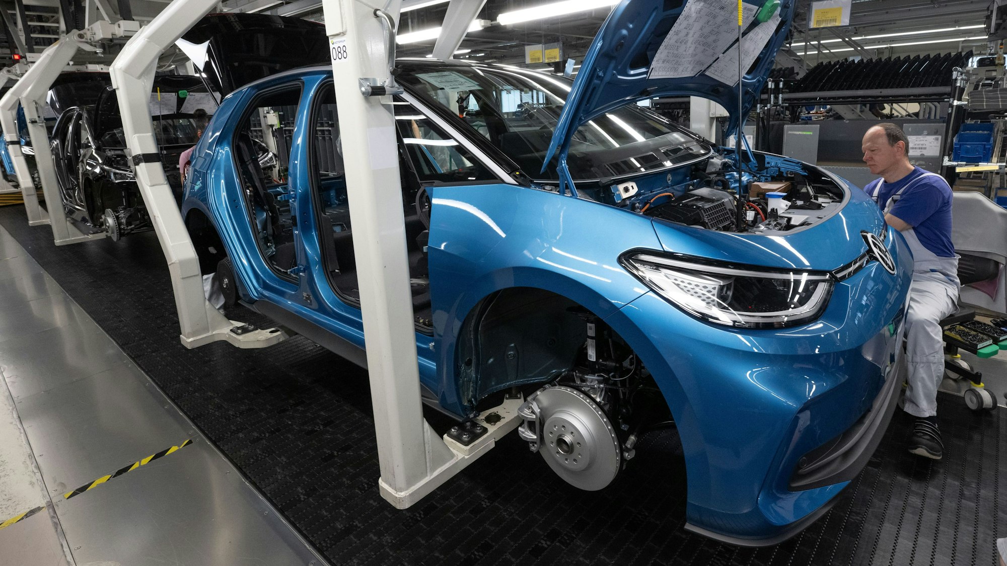 Der ID.3 bleibt vorerst das günstigste E-Modell von VW – rutscht aber nur über die aktuellen Rabatte unter die 30000-Euro-Marke.