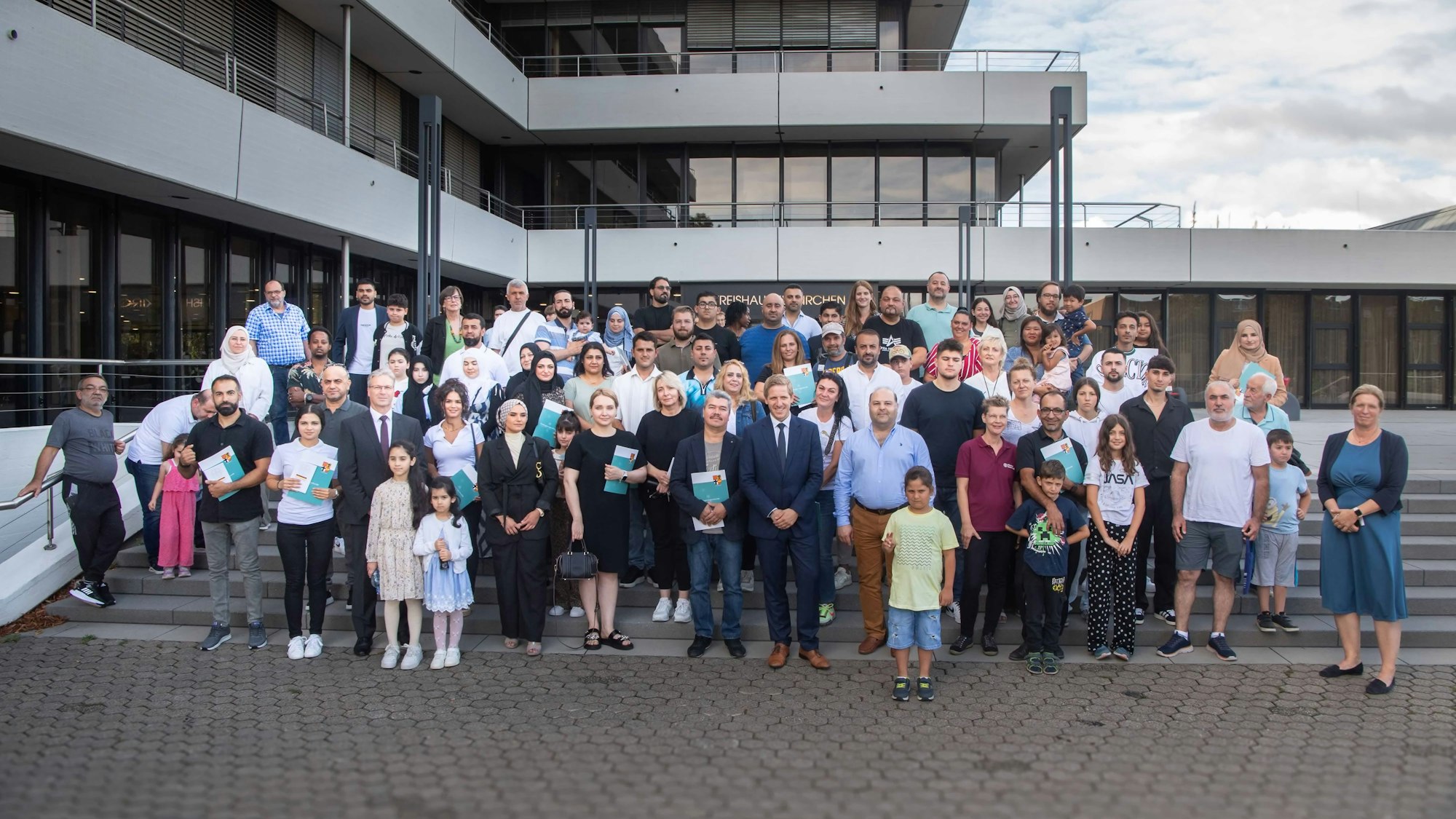Eine Gruppe Menschen unterschiedlichen Alters steht vor dem Kreishaus in Euskirchen.