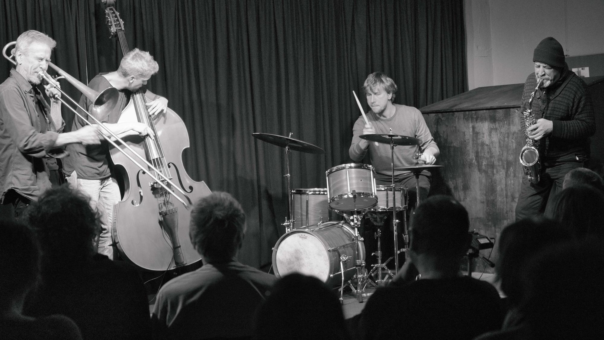 Ein Jazzquartett auf der Bühne.