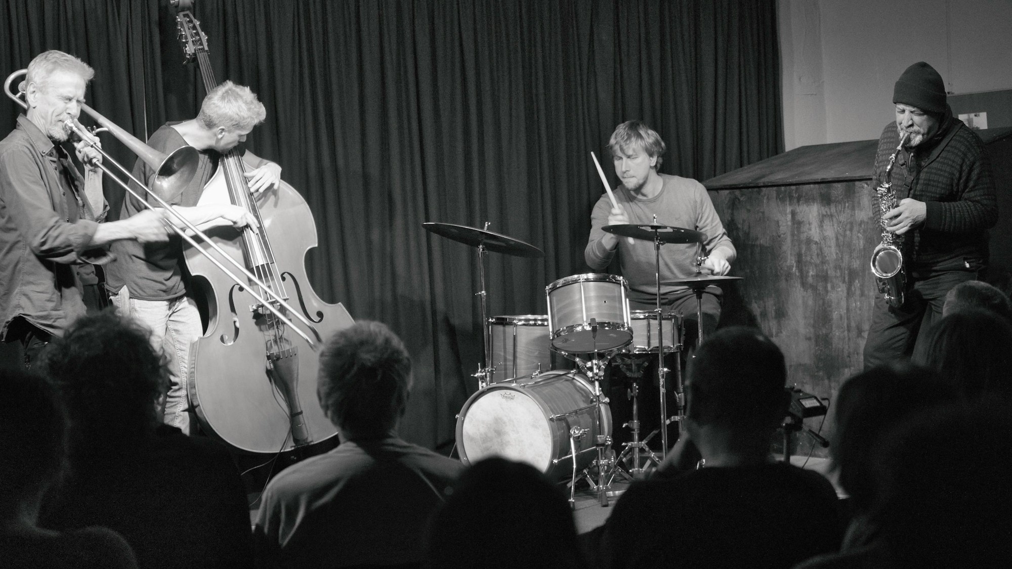 Ein Jazzquartett auf der Bühne.