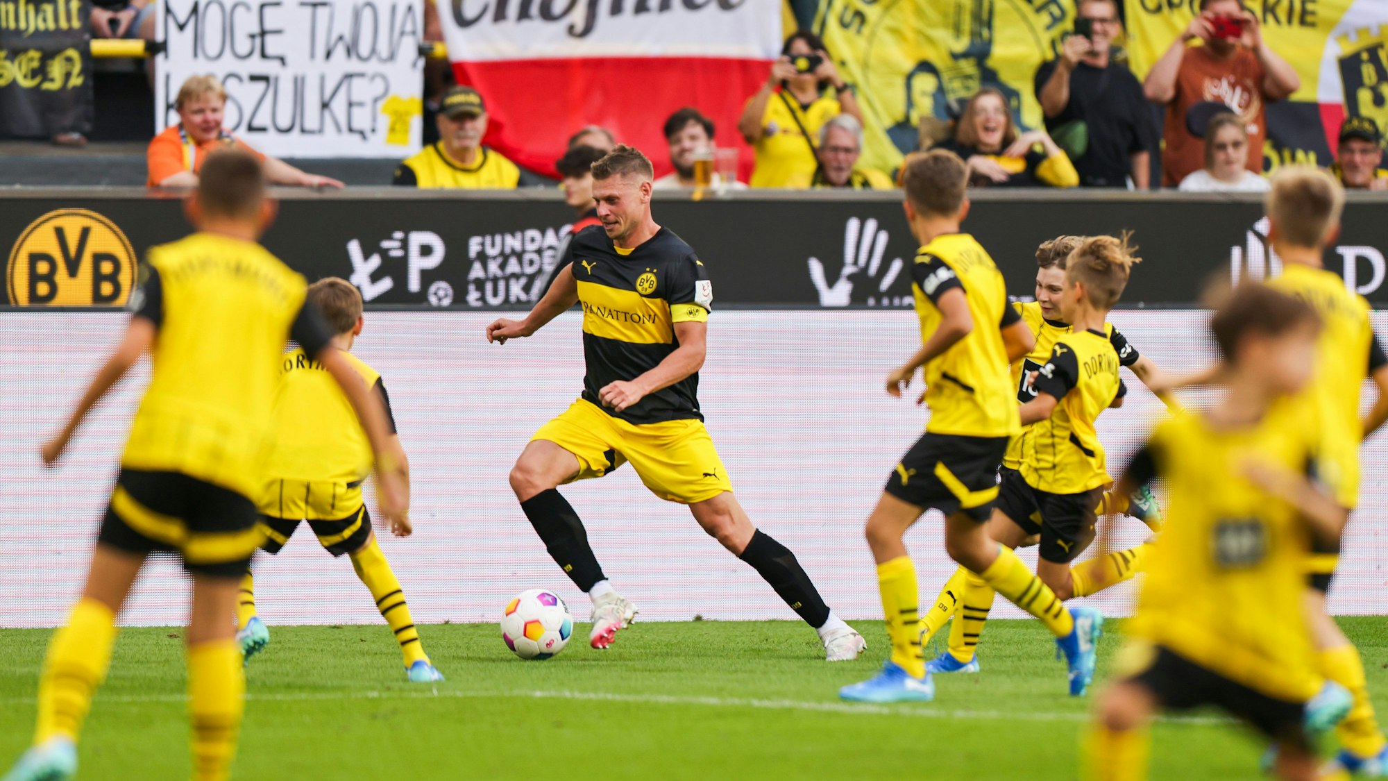 Abschiedsspiel für ehemalige Profis von Borussia Dortmund im Signal Iduna Park: Beim Halbzeitspiel ·3 gegen 100· spielen Lukasz Piszczek (m), Jakub Blaszczykowski und BVB-Trainer Nuri Sahin gegen 100 Kinder und verlieren das Spiel mit 0:2.