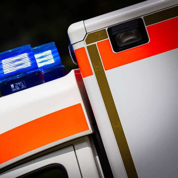 Eingeschaltetes Blaulicht an einem Rettungswagen.