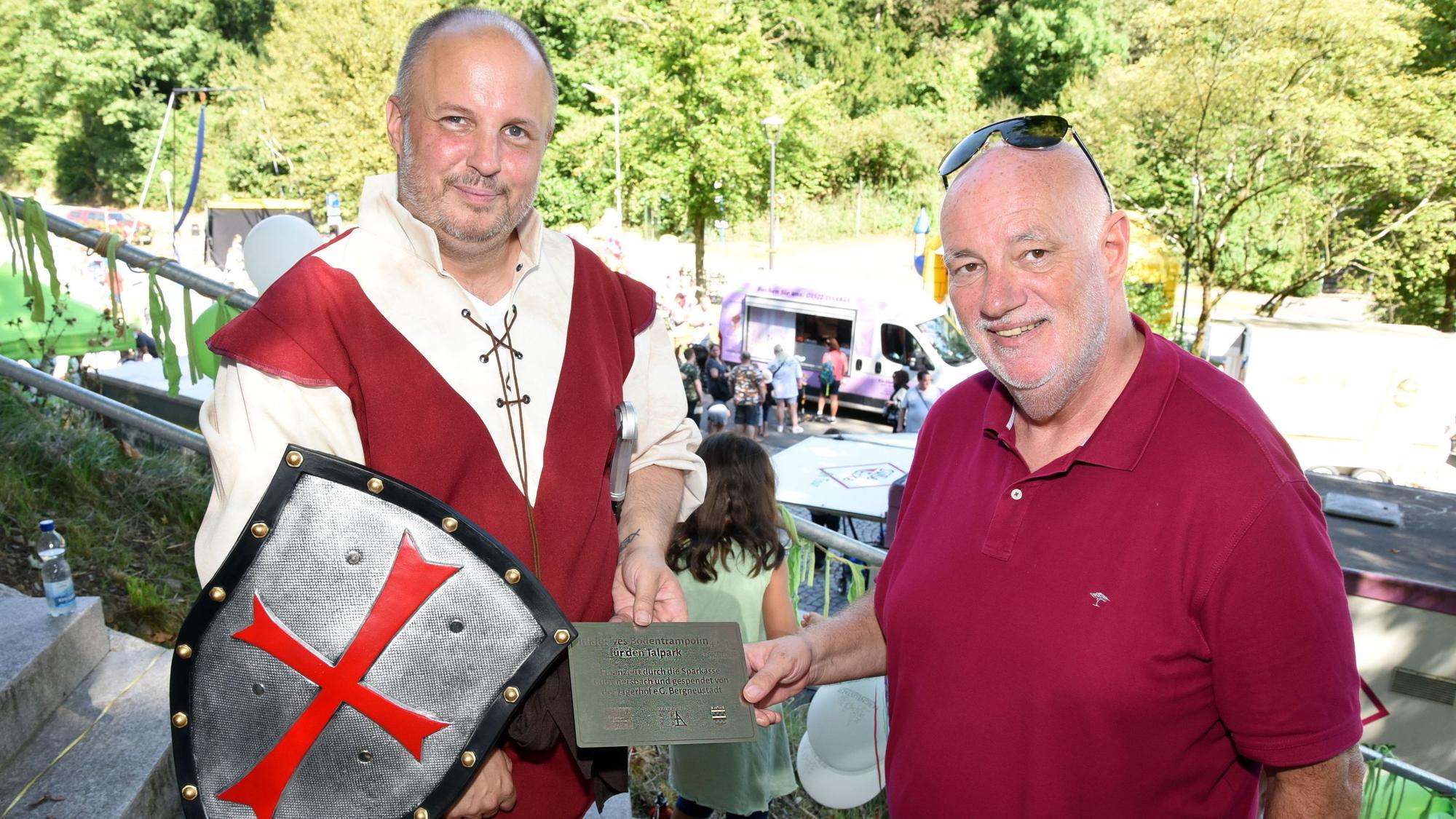 Am Tag der Einweihung freut sich Ritter und Bürgermeister Matthias Thul (links) über eine weitere Zuwendung der Sparkasse durch deren Vorstandsvorsitzenden Frank Grebe. Auch dieses Geld soll in Bergneustadts Talpark investiert werden.