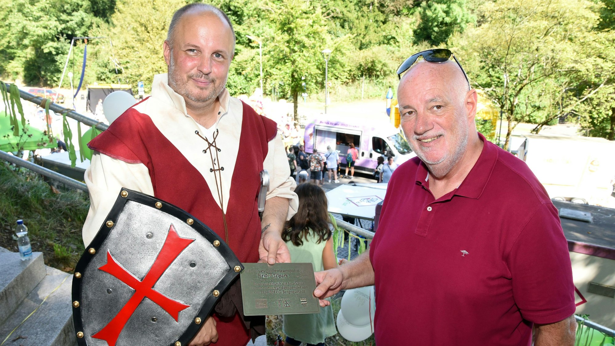 Am Tag der Einweihung freut sich Ritter und Bürgermeister Matthias Thul (links) über eine weitere Zuwendung der Sparkasse durch deren Vorstandsvorsitzenden Frank Grebe. Auch dieses Geld soll in Bergneustadts Talpark investiert werden.