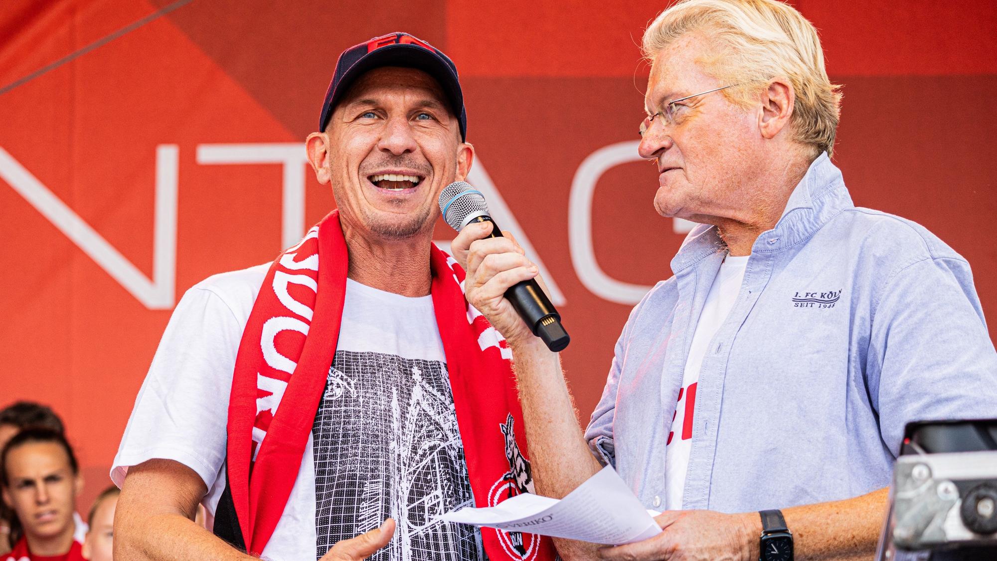 Gerhard Struber, Trainer des 1. FC Köln, mit Stadionsprecher Michael Trippel