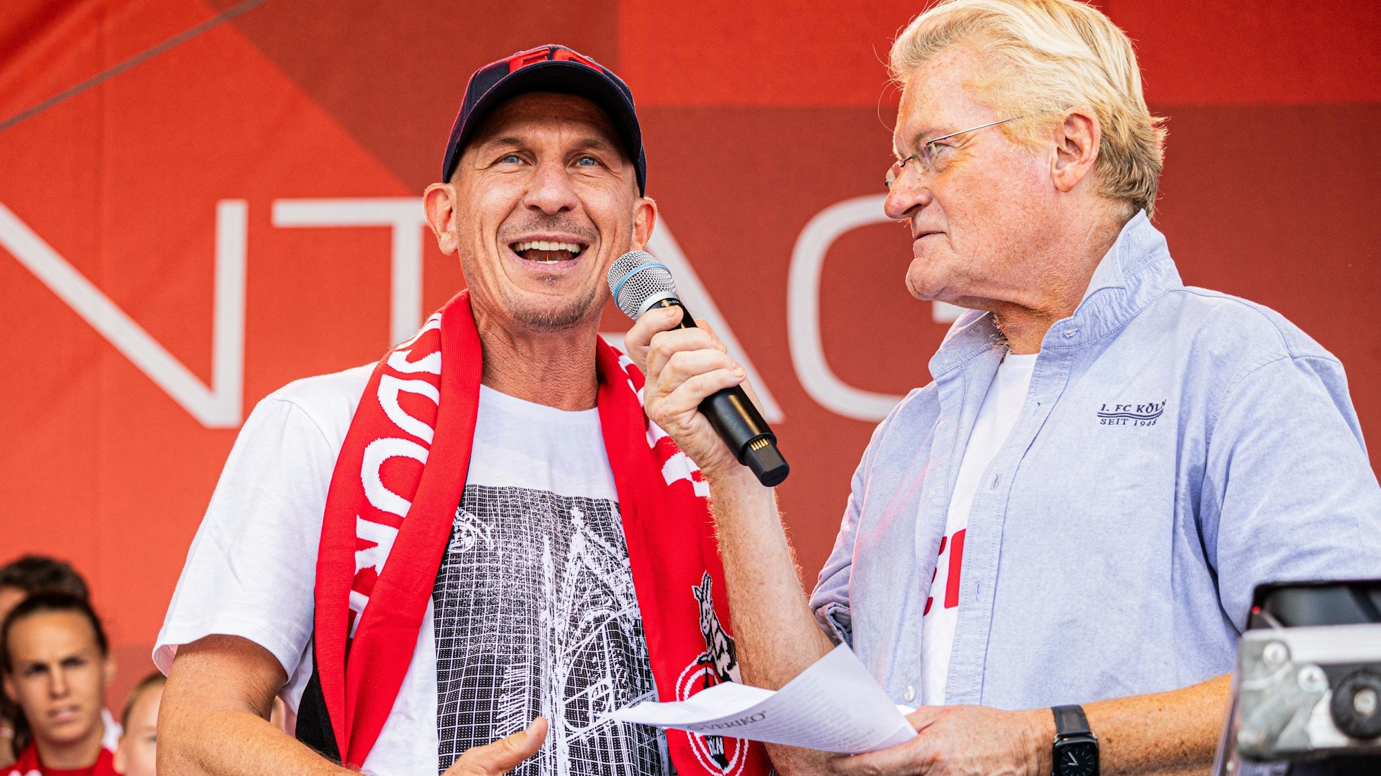Gerhard Struber, Trainer des 1. FC Köln, mit Stadionsprecher Michael Trippel