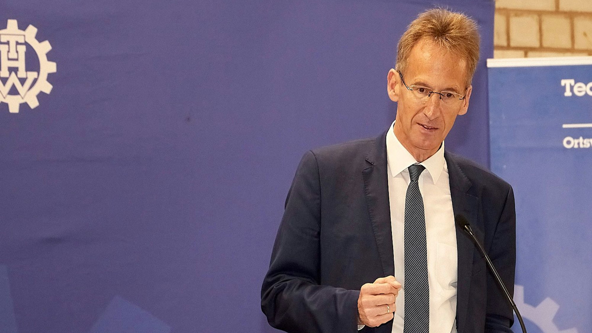 Der CDU-Abgeordnete Detlef Seif steht bei einer Veranstaltung an einem Pult mit Mikrofon und hält eine Rede.