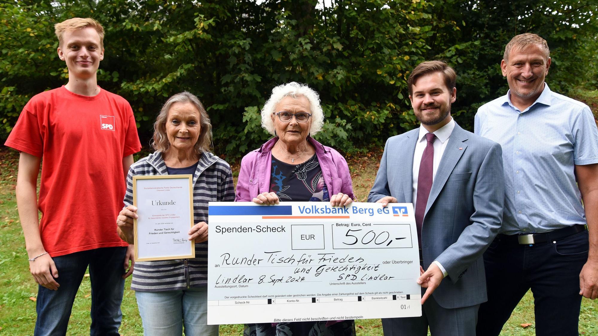 Den mit 500 Euro dotierten Ehrenamtspreis nahmen Sabine Friedrichs (M.) und Gislea Schwermer aus den Händen von (v.l.) Thorben Peping, Pascal Reinhardt und Michael Scherer entgegen.