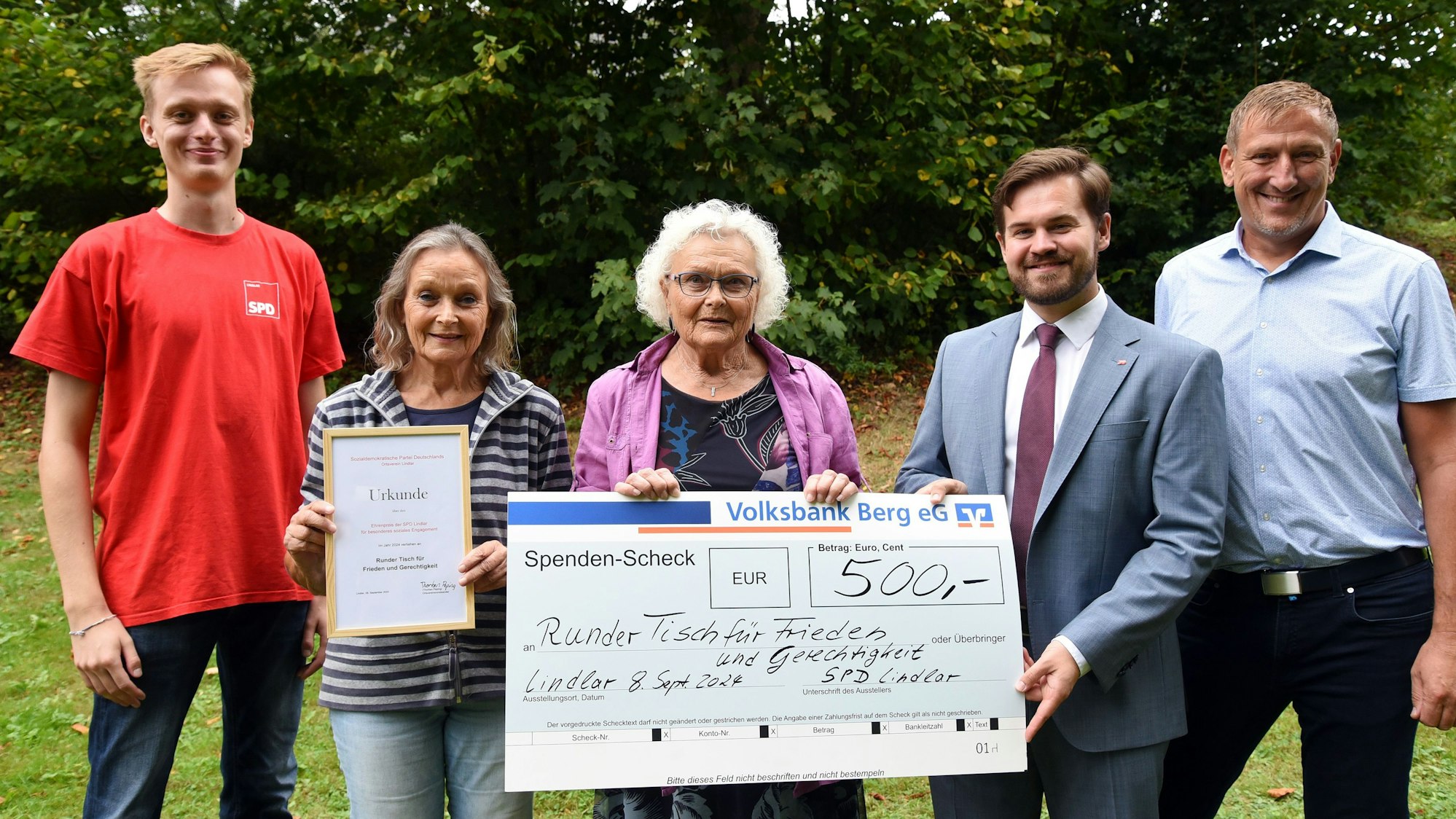 Den mit 500 Euro dotierten Ehrenamtspreis nahmen Sabine Friedrichs (M.) und Gislea Schwermer aus den Händen von (v.l.) Thorben Peping, Pascal Reinhardt und Michael Scherer entgegen.