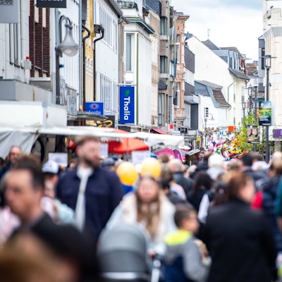 Viele Menschen laufen durch die Euskirchener Fußgängerzone.