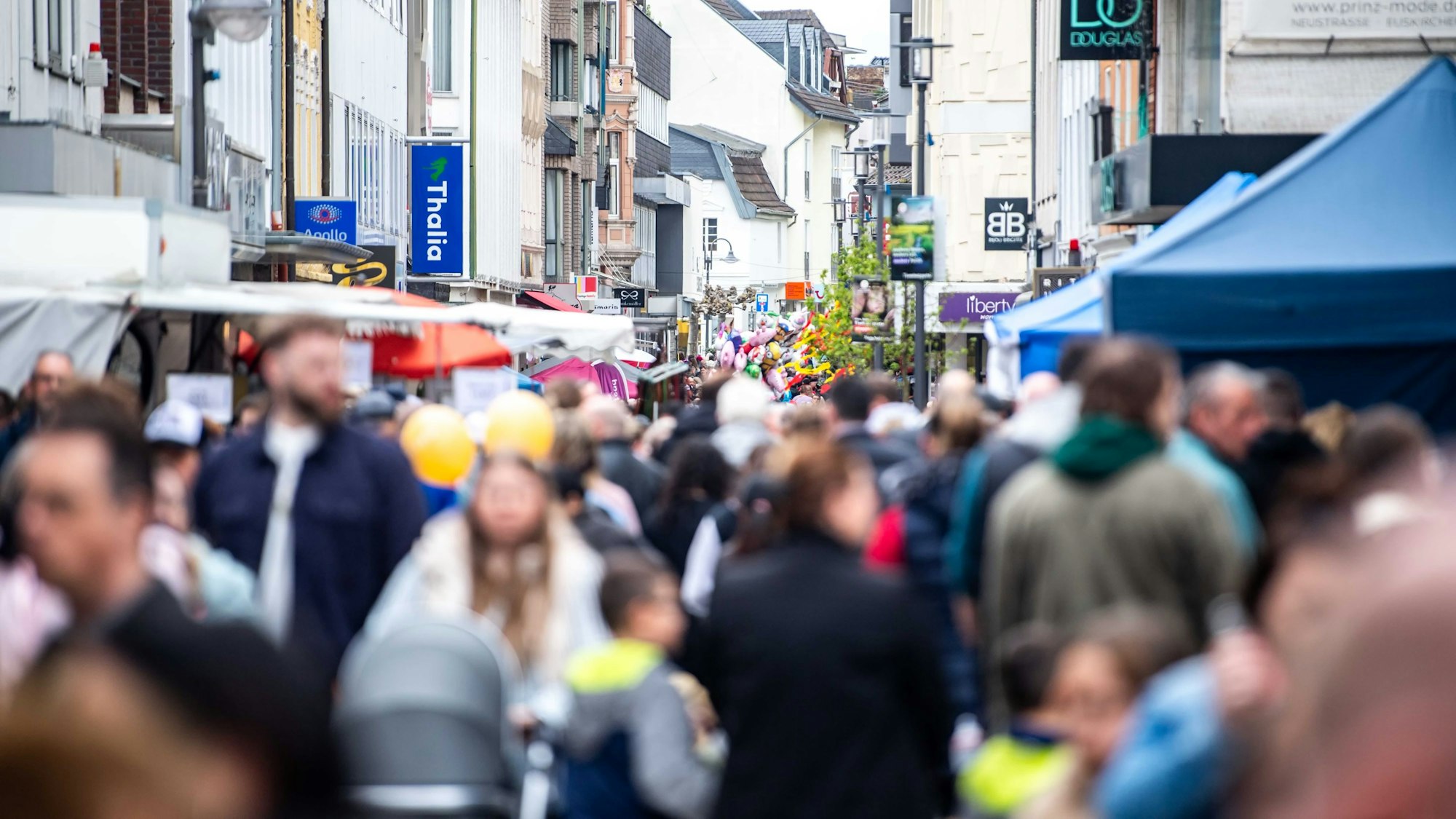 Viele Menschen laufen durch die Euskirchener Fußgängerzone.