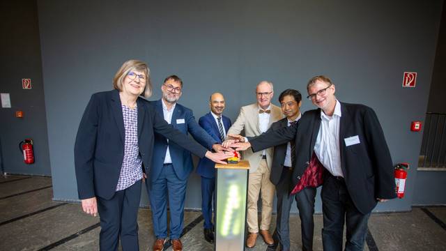 Sie nahmen den neuen Hochleistungsrechner Rames in Betrieb: (v.l.n.r.) Dr. Doris Schnabel (NRW Wissenschaftsministerium), Professor Stefan Wesner (Direktor Rechenzentrum), Professor Joybrato Mukherjee (Rektor der Universität), Dr. Ralf Heinen, Noritaka Hoshi (Director NEC Hardwarehersteller), Viktor Achter (Abtl. ITCC - IT Center University of Cologne)