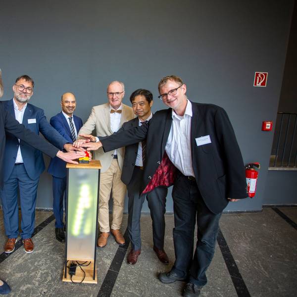 Sie nahmen den neuen Hochleistungsrechner Rames in Betrieb: (v.l.n.r.) Dr. Doris Schnabel (NRW Wissenschaftsministerium), Professor Stefan Wesner (Direktor Rechenzentrum), Professor Joybrato Mukherjee (Rektor der Universität), Dr. Ralf Heinen, Noritaka Hoshi (Director NEC Hardwarehersteller), Viktor Achter (Abtl. ITCC - IT Center University of Cologne)