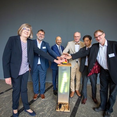 Sie nahmen den neuen Hochleistungsrechner Rames in Betrieb: (v.l.n.r.) Dr. Doris Schnabel (NRW Wissenschaftsministerium), Professor Stefan Wesner (Direktor Rechenzentrum), Professor Joybrato Mukherjee (Rektor der Universität), Dr. Ralf Heinen, Noritaka Hoshi (Director NEC Hardwarehersteller), Viktor Achter (Abtl. ITCC - IT Center University of Cologne)