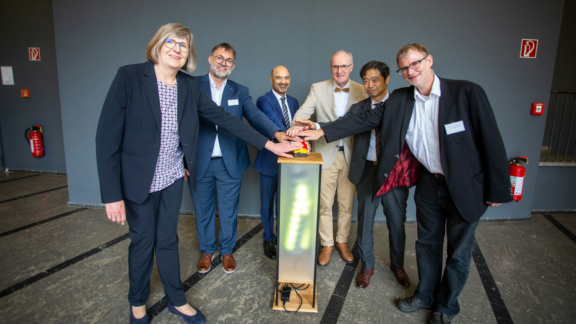 Sie nahmen den neuen Hochleistungsrechner Rames in Betrieb: (v.l.n.r.) Dr. Doris Schnabel (NRW Wissenschaftsministerium), Professor Stefan Wesner (Direktor Rechenzentrum), Professor Joybrato Mukherjee (Rektor der Universität), Dr. Ralf Heinen, Noritaka Hoshi (Director NEC Hardwarehersteller), Viktor Achter (Abtl. ITCC - IT Center University of Cologne)
