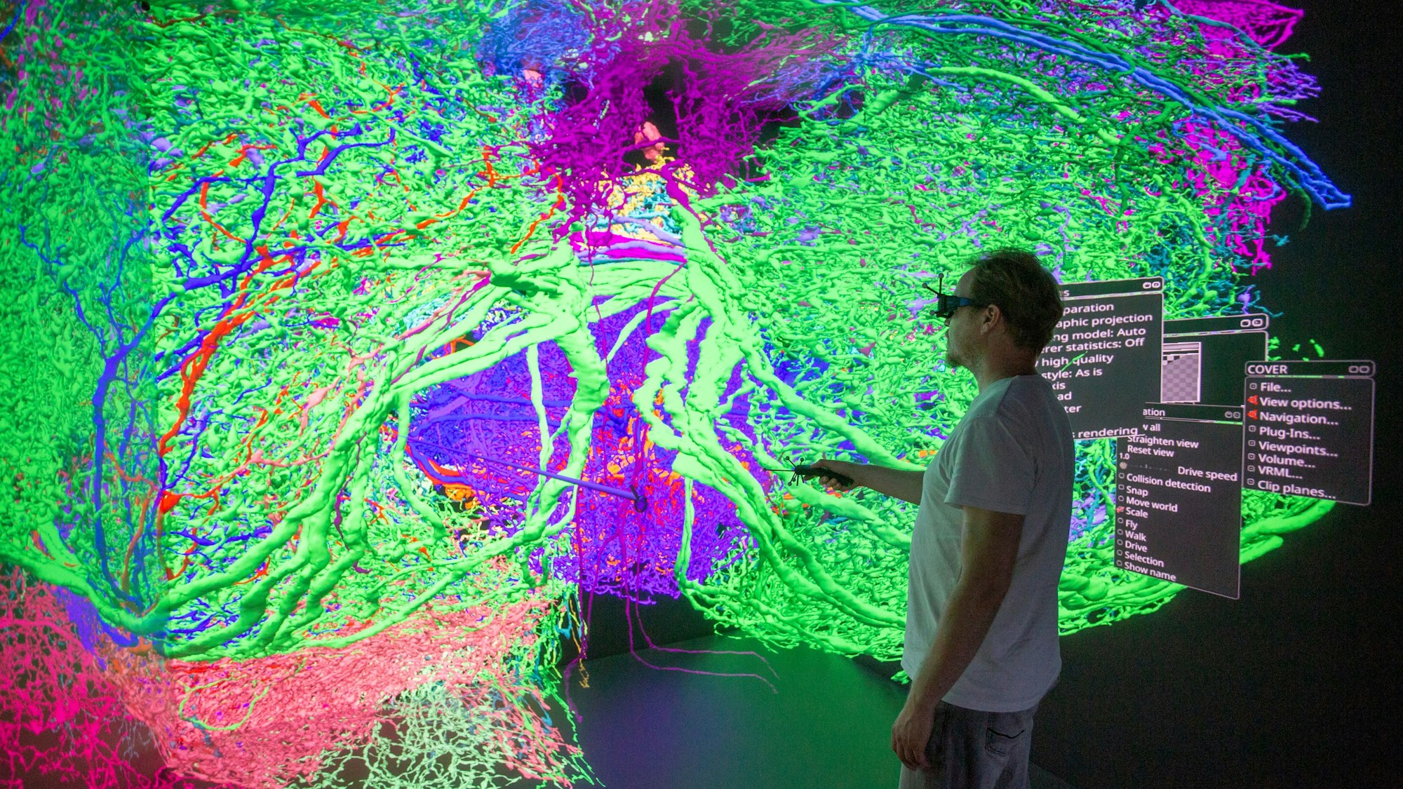 In der Cave zeigt der Wissenschaftliche Mitarbeiter der Uni Köln Daniel Wickeroth eine elektrononenmikroskopische Aufnahme des Gehirns einer Fruchtfliege.