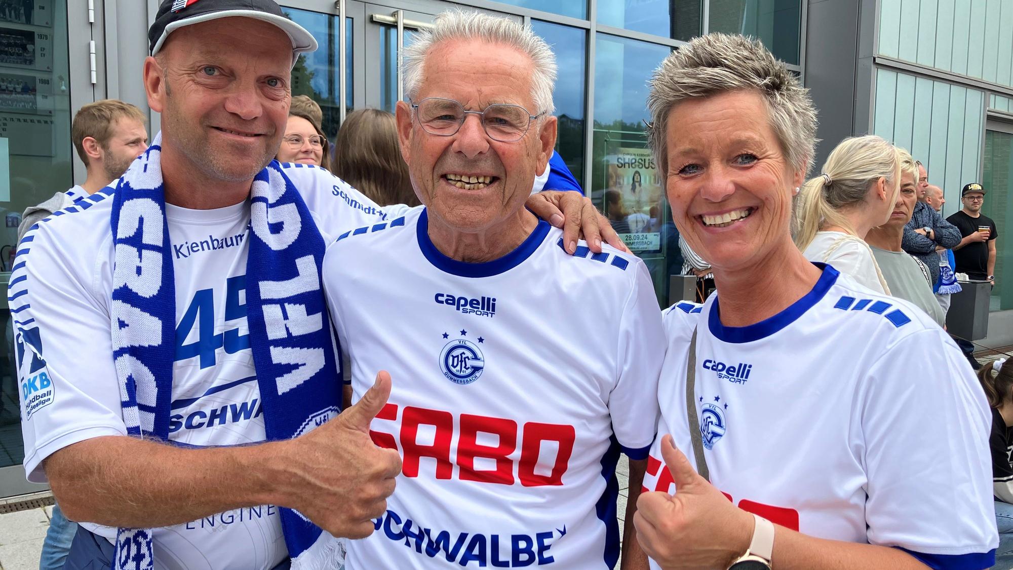 Die aktuelle Mannschaft wurde von Guido und Tina Noss und Hans Lange (u.r.) angefeuert.