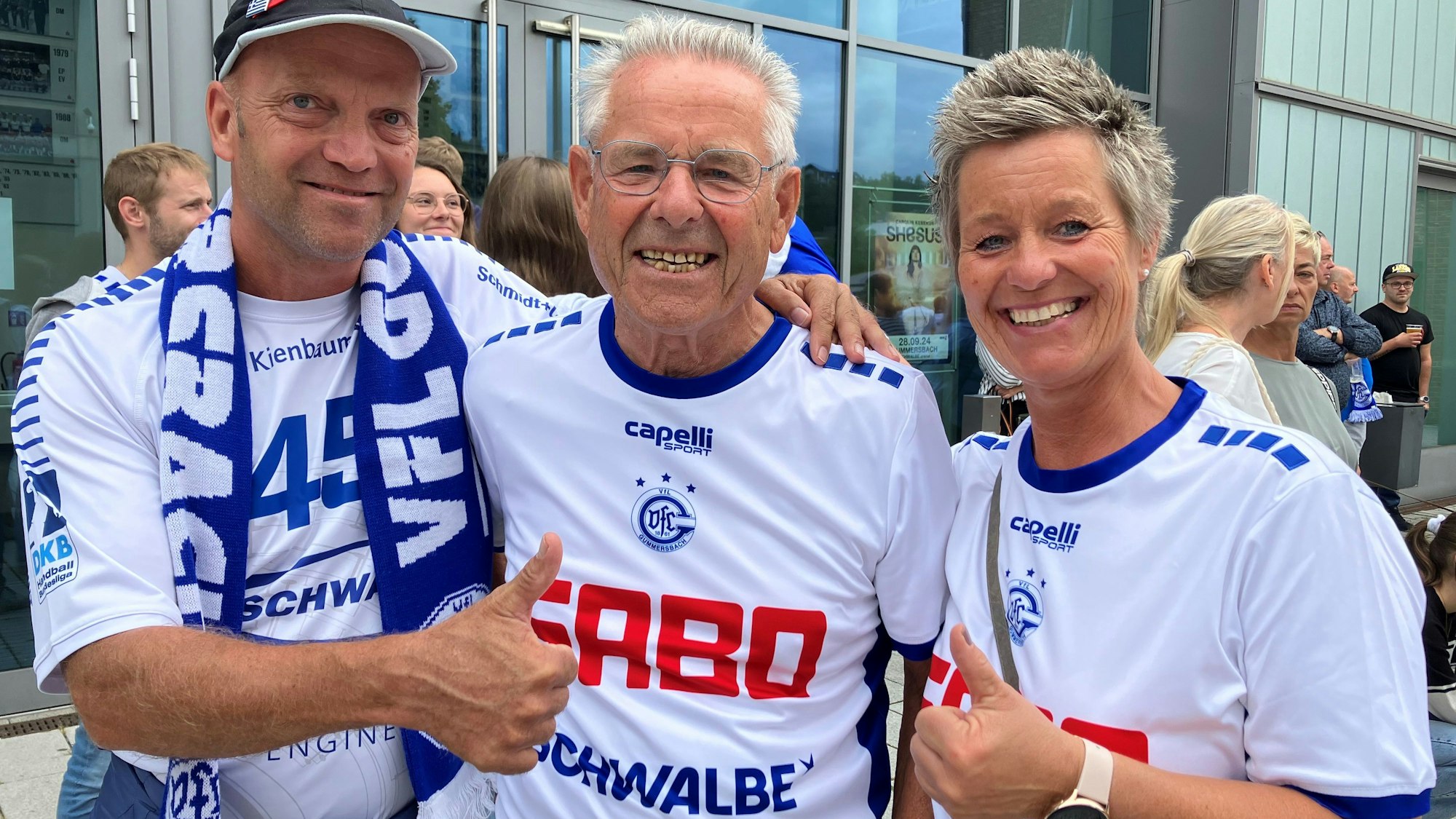 Die aktuelle Mannschaft wurde von Guido und Tina Noss und Hans Lange (u.r.) angefeuert.